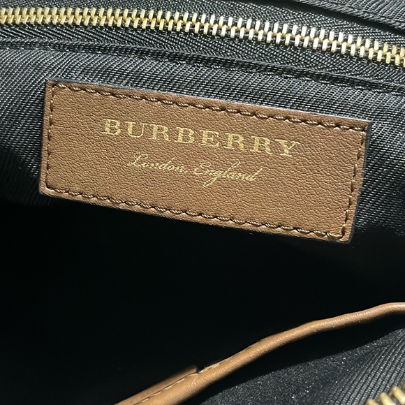 BURBERRY CROSSBODY AUTHENTIC LARGE CLUTCH SIGNATURE PATERN REMOVABLE STRAP EUC. - Picture 7 of 17